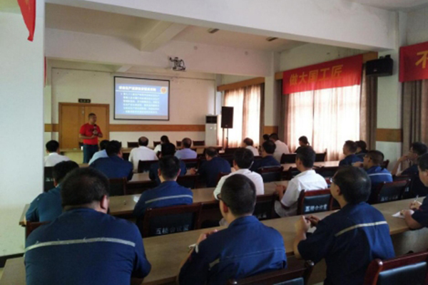 dcbox小金库集团对员工进行安全培训。